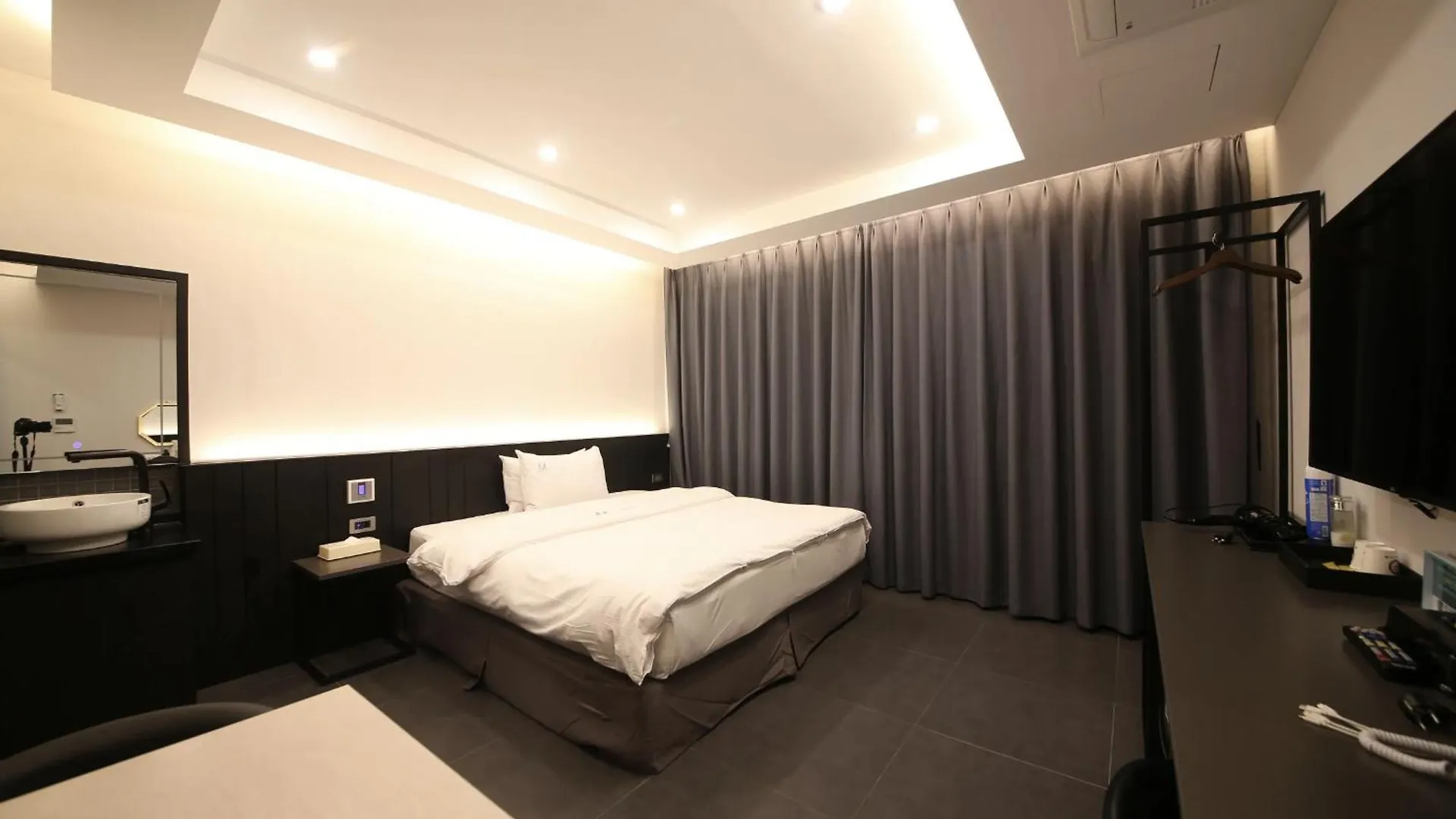 جيجو The M Hotel