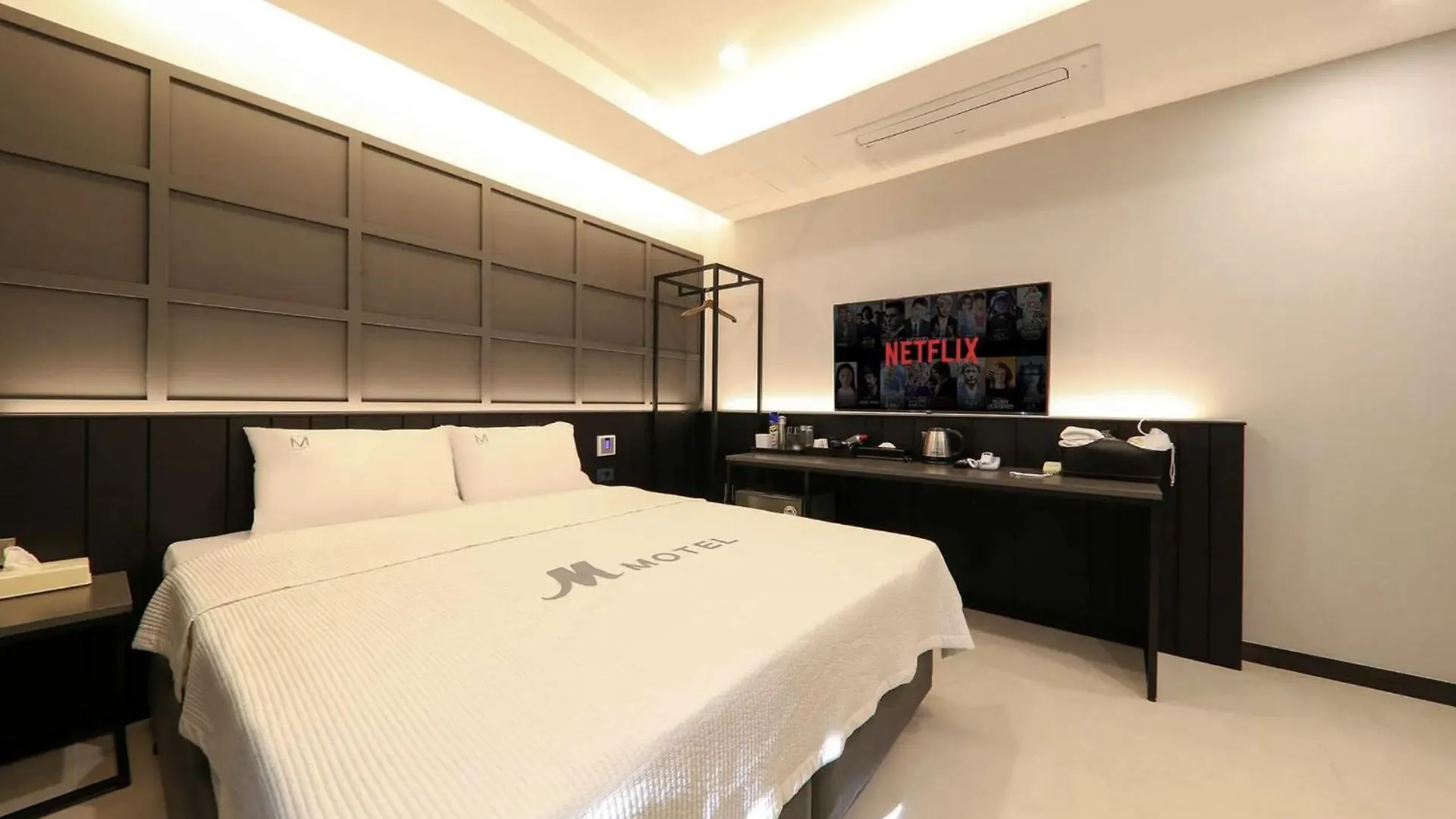 جيجو The M Hotel موتيل